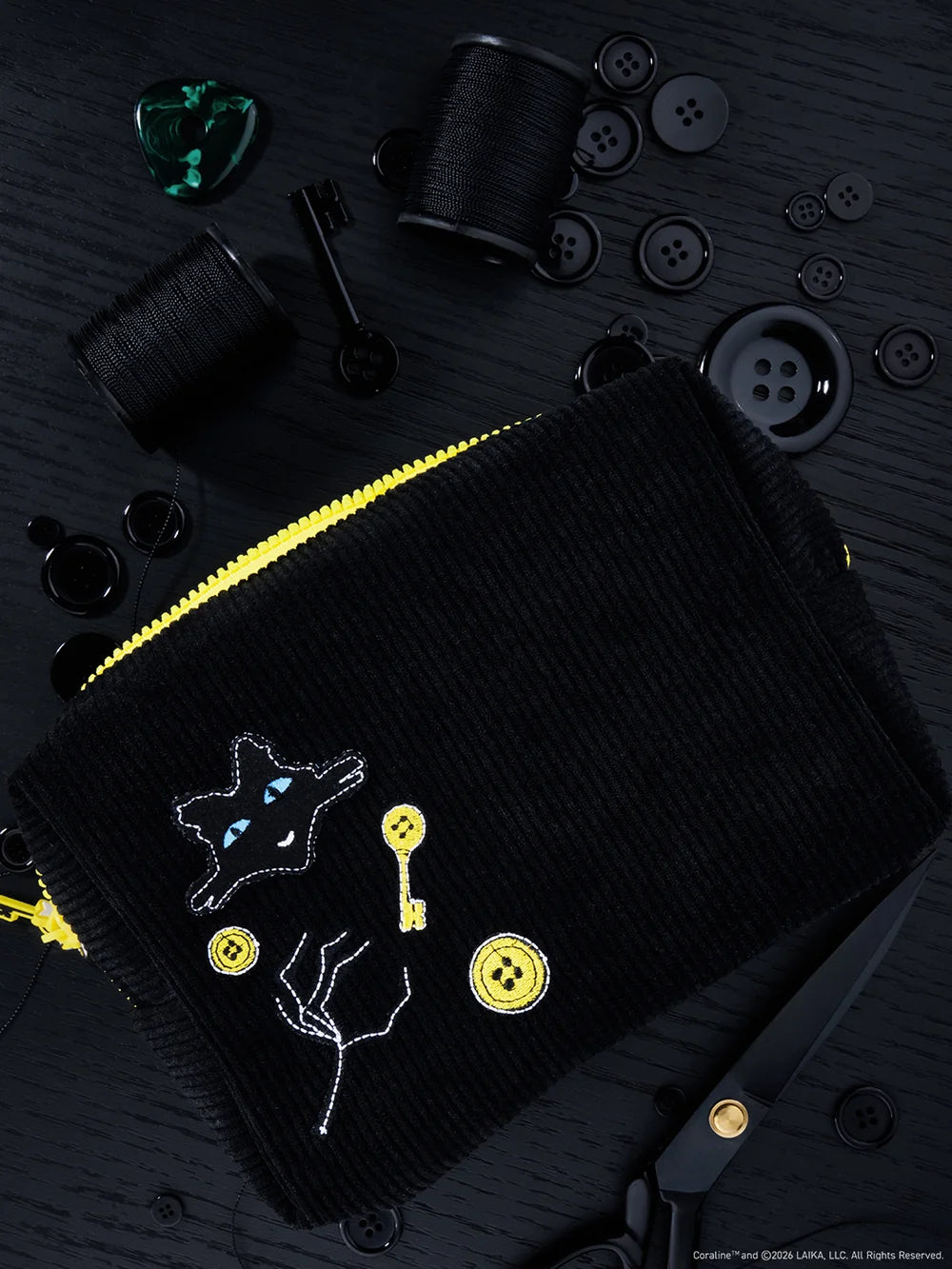 BEAUTY CREATIONS X CORALINE "THREADFUL" COSMETIC BAG **BAJO-PEDIDO**