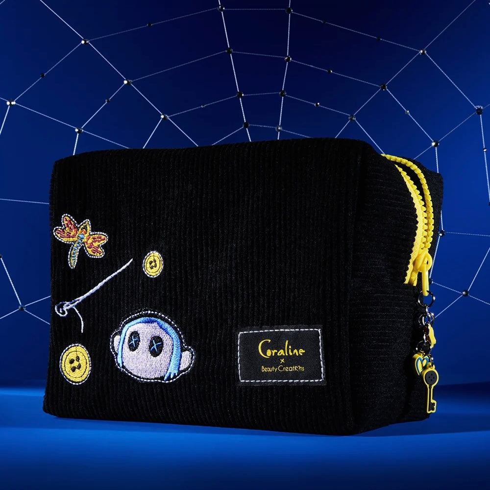 BEAUTY CREATIONS X CORALINE "THREADFUL" COSMETIC BAG **BAJO-PEDIDO**