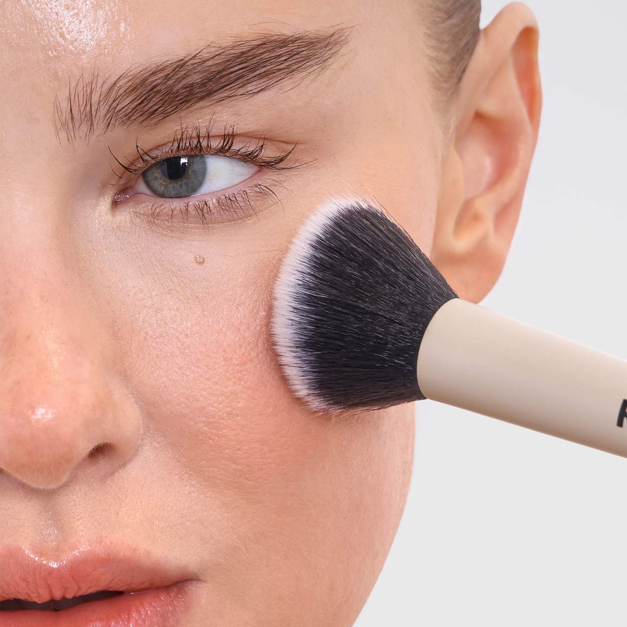REFY Dual Ended Complexion Brush **BAJO-PEDIDO**